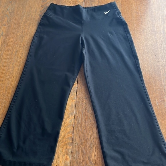 Nike Fit Dry Black Capri leggings. Size small - Picture 2 of 10